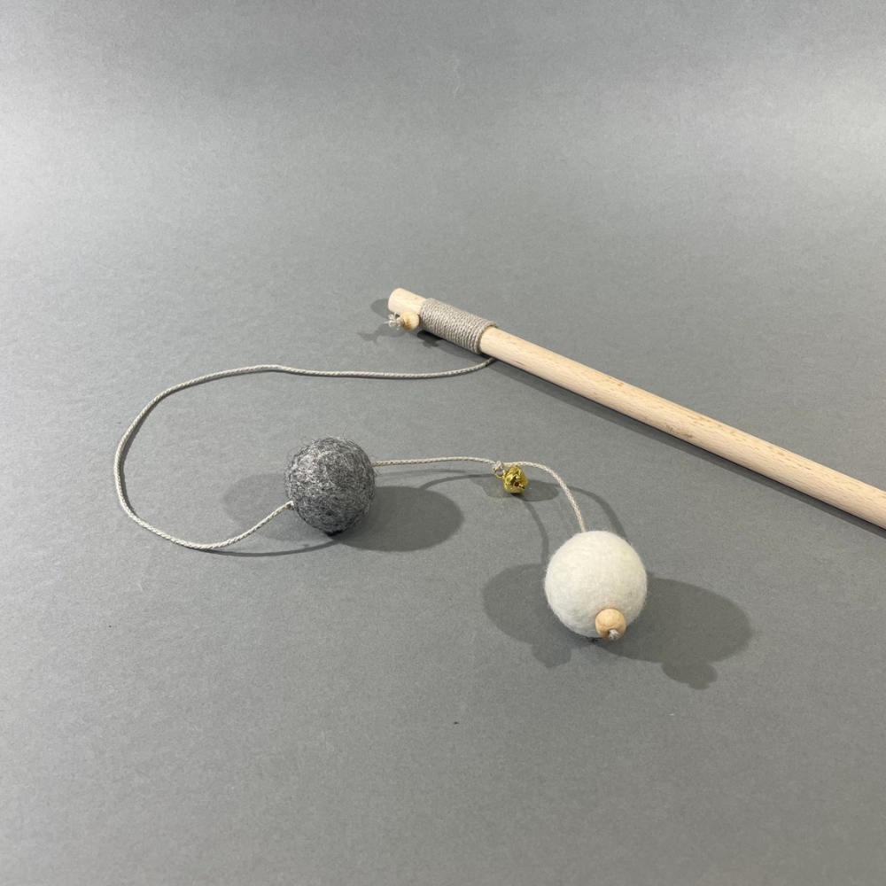 Dekobild Katzenangel mit Wollbällen & Glocke - Pawsome Pet Toys