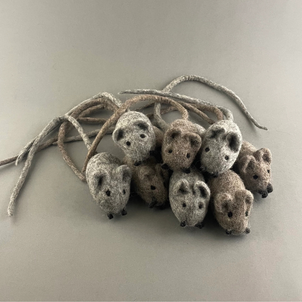 Gruppenfoto Katzenspielzeug gefilzte Katzenmaus Dunkelbbraun & Hellgrau - Pawsome Pet Toys