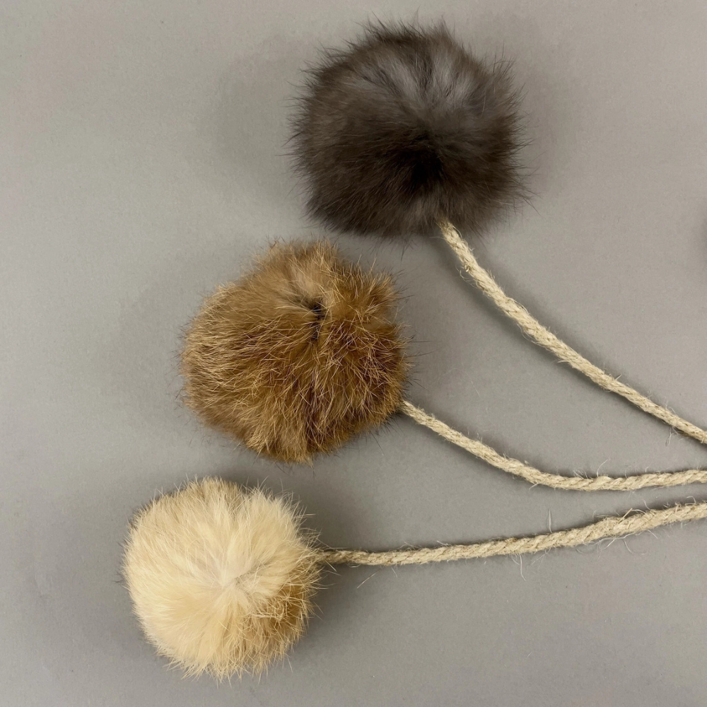 Kaninchenfell-Ball Katzenspielzeug Kaninchenfell am Bio-Hanfseil - Pawsome Pet Toys