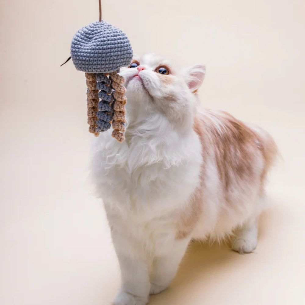 Katze mit Katzenangel JELLYFISH Hellgrau mit Katzenminze & Glöckchen - Lillabel