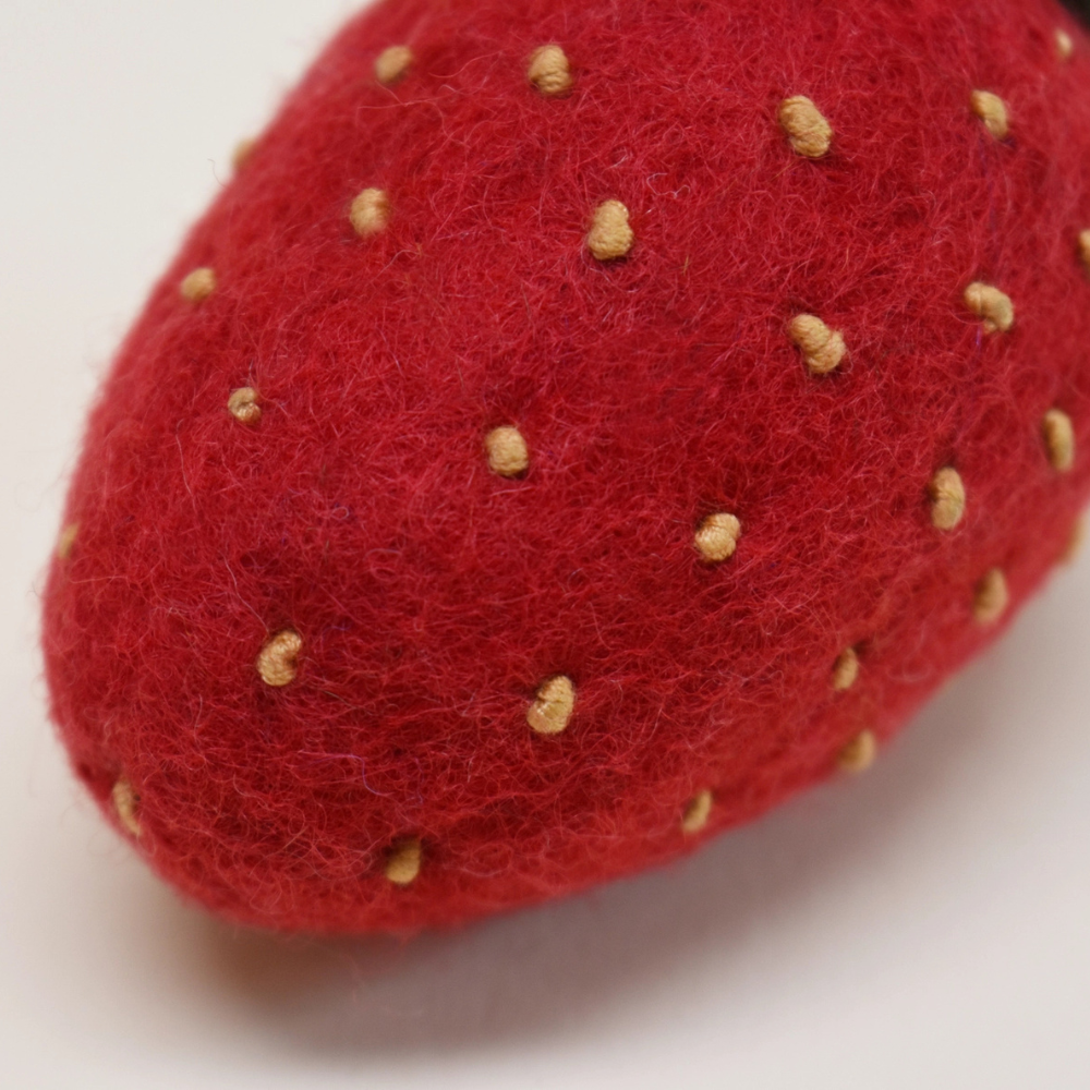 Nahaufnahme Katzenspielzeug KITTY STRAWBERRIES - modernbeast