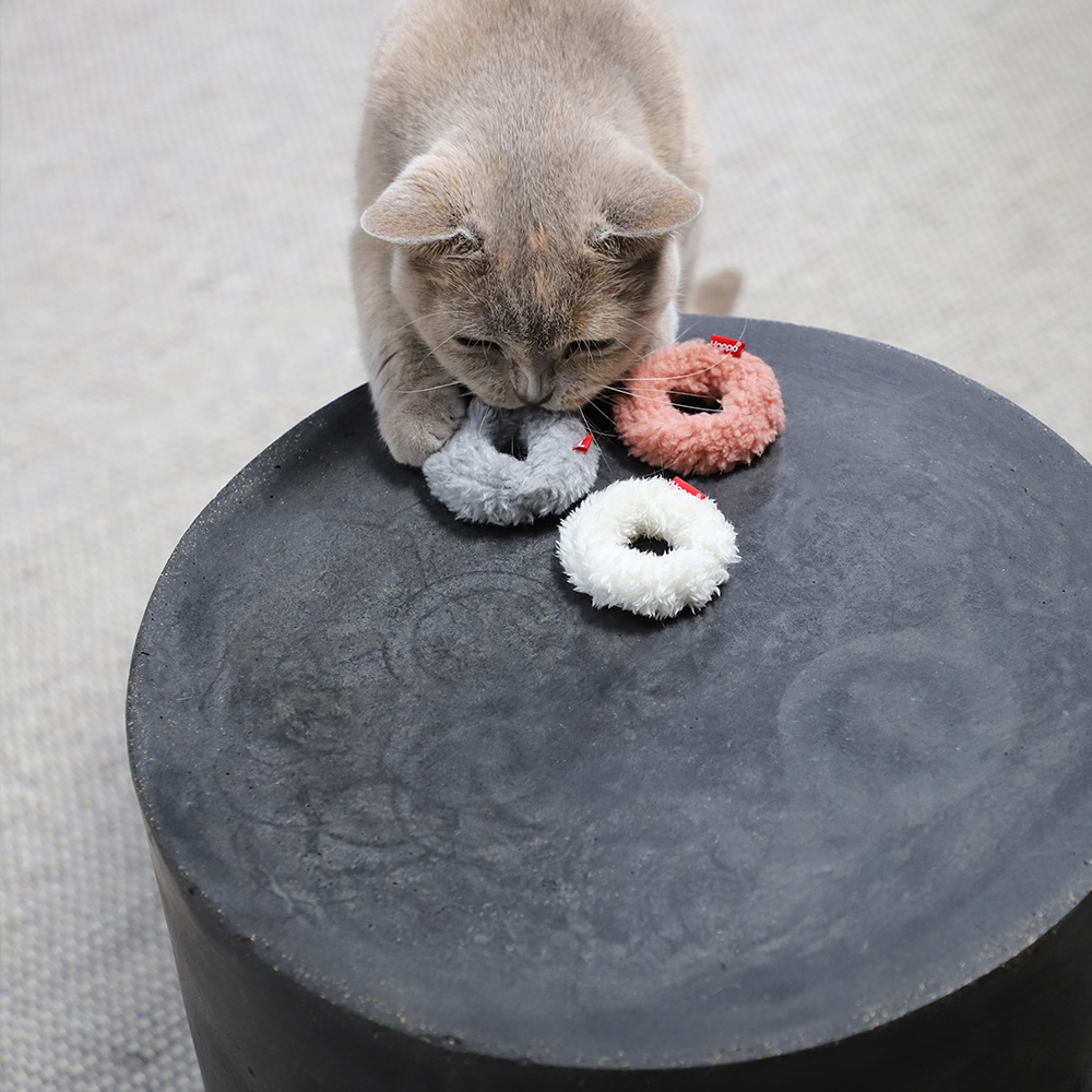 Spielende Katze mit Katzenspielzeug 3er-Set MINI-DONUTS - Hoopo