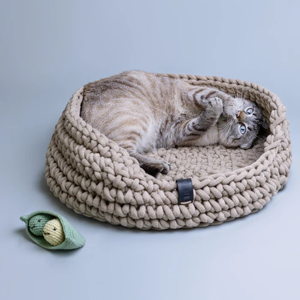 Katze auf den Rücken in Katzenbett aus recycelter Baumwolle Beige - Lillabel